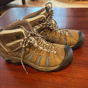 Like New Keen hiking boots. Size 7 women’s